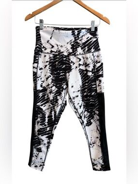 JGX Black & White  High-Rise Active Leggings With Side Ventilation and Pockets